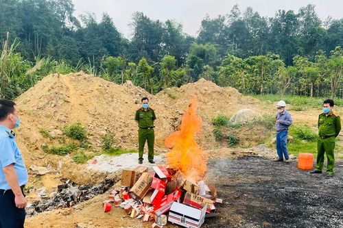 Tiêu hủy lô bánh kẹo không rõ nguồn gốc, xuất xứ