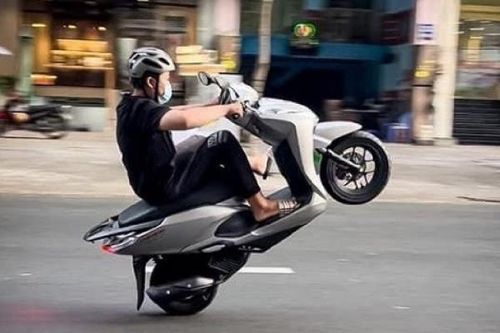 Bị xử phạt hàng loạt lỗi vì mượn xe rồi biểu diễn bốc đầu