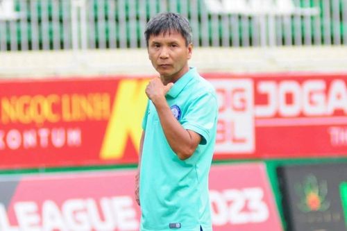 Lần đầu tiên ở V-League 2023, trọng tài bỗng được... khen!