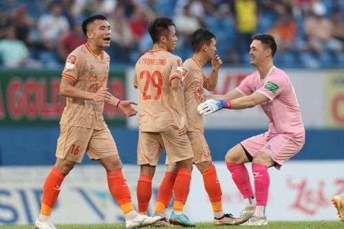 Cận cảnh 3 phút bùng nổ giúp Công an Hà Nội đánh bại Bình Dương