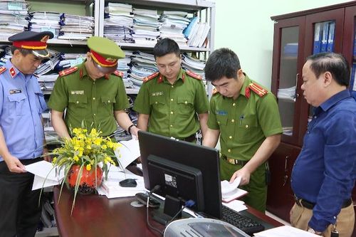 Khởi tố 2 cán bộ lợi dụng chức quyền cấp 'sổ đỏ' sai quy định ở thị xã Bỉm Sơn