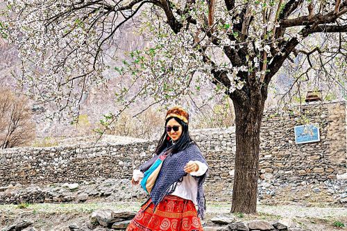 Theo cô gái Việt ghé con đường tơ lụa, tận hưởng mùa hoa Pakistan đẹp như tranh