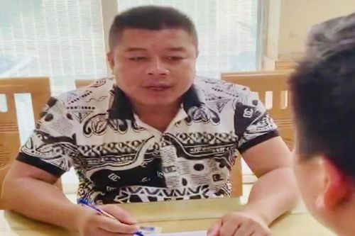 Giải cứu tài xế vi phạm, chủ xe đâm thẳng vào cảnh sát giao thông