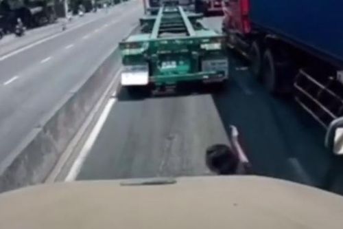 Thót tim trước màn băng qua đường trước xe container của người phụ nữ