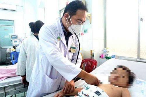 Bé 8 tuổi nguy kịch do uống thuốc hạ sốt quá liều