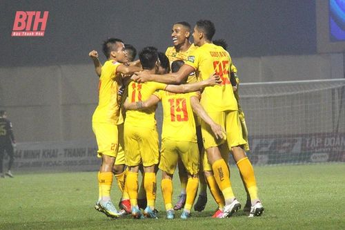 Ngược dòng ngoạn mục, Đông Á Thanh Hóa đánh bại Hồng Lĩnh Hà Tĩnh, tạm chiếm ngôi đầu
