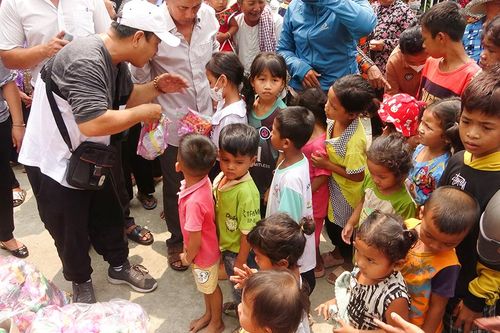 Thêm 250 phần quà giúp phụ nữ, trẻ em dân tộc thiểu số Khmer vui Tết Chol Chnam Thmay