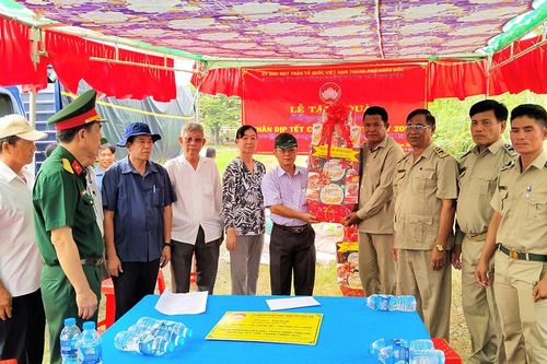 Đoàn công tác TP. Châu Đốc thăm, chúc mừng huyện Bray Chulsa nhân dịp Tết Chol Chnam Thmay