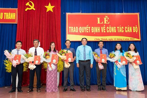 Ban Thường vụ Huyện ủy Châu Thành trao quyết định công tác cán bộ