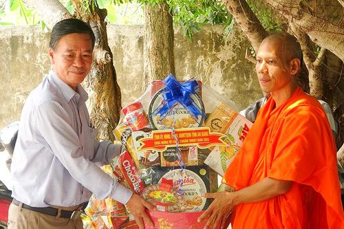 Phó Chủ tịch UBND huyện Tri Tôn Trần Minh Giang chúc Tết 4 chùa Khmer