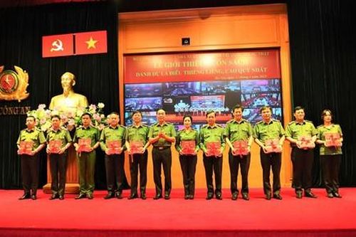 Giới thiệu cuốn sách 'Danh dự là điều thiêng liêng, cao quý nhất'