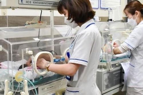 Hai bé sinh non song sinh nặng 1,4 kg được nuôi dưỡng thành công