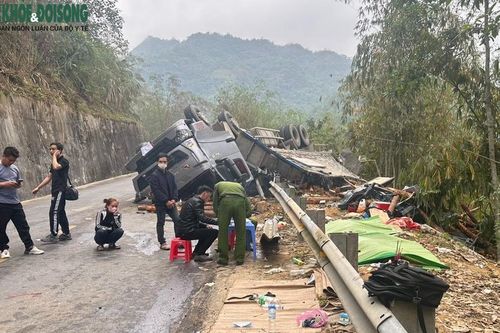 Nguyên nhân vụ lật xe chở gỗ trên quốc lộ khiến 2 người tử vong