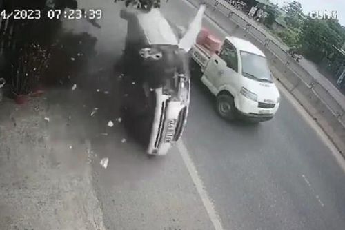 Tài xế mất lái, xe ô tô con tông vào lề đường, lật nhào trên QL 1A