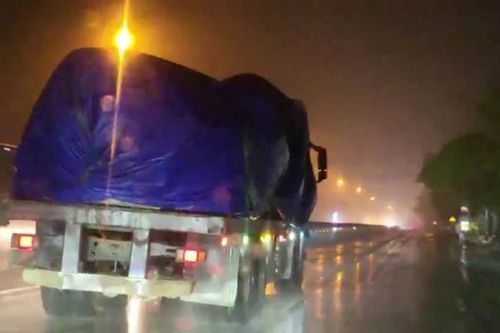 Thanh Hóa: Cảnh sát giao thông truy bắt nhiều xe tải chở đá tảng