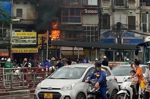 Ngôi nhà 2 tầng ở Hà Nội cháy dữ dội
