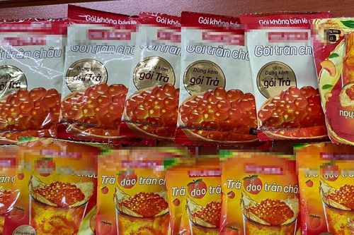 Nhóm người lạ phát đồ uống cho học sinh Hà Nội, trường cảnh báo