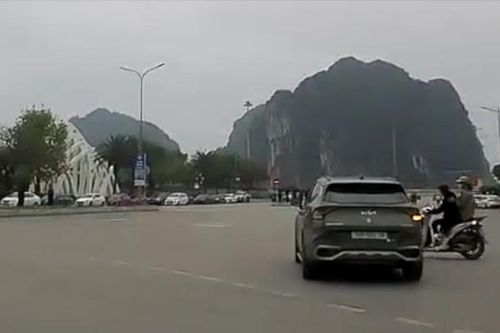 Lao vào vòng xuyến thiếu quan sát đâm ô tô, đôi nam nữ đi xe máy ngã sõng soài