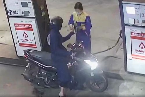 Tạm giữ nữ nhân viên văn phòng giật tiền của người bán xăng ở Lai Châu