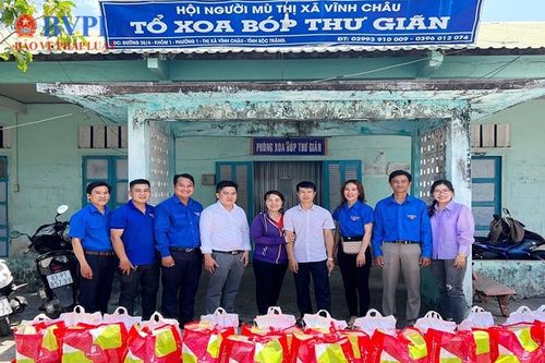 Chi đoàn VKSND tỉnh Sóc Trăng tặng quà cho người khuyết tật có hoàn cảnh khó khăn