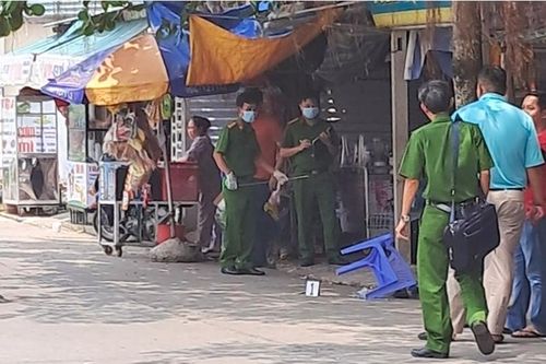 Nam sinh đang ngồi uống nước đối diện cổng trường thì bị đâm tử vong