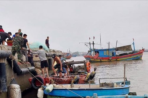 Cứu nạn kịp thời 6 thuyền viên gặp nạn trên vùng biển Quảng Bình