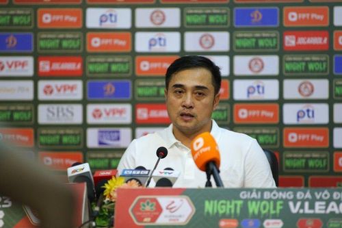 HLV Đức Thắng: 'Quả 11m là từ khán đài báo xuống cho trọng tài'