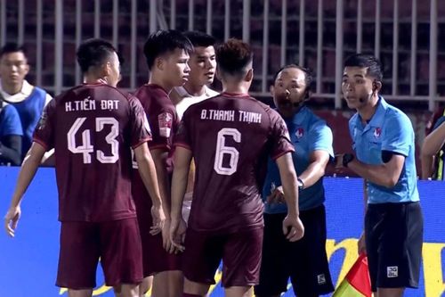 Trọng tài 'bẻ còi' trong ngày TPHCM hòa Bình Định