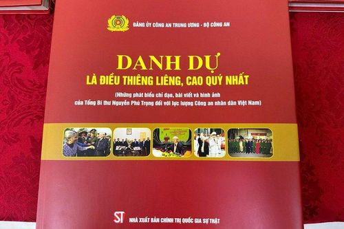 Ra mắt cuốn sách 'Danh dự là điều thiêng liêng, cao quý nhất'