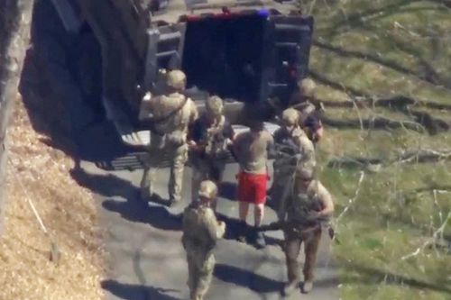 FBI điều xe bọc thép, máy bay trinh sát bắt nghi phạm lộ tài liệu mật