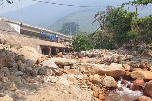 Từ khi làm hầm đường bộ Hải Vân, suối Lương chết!