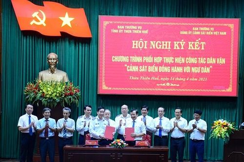 Ký kết chương trình 'Cảnh sát biển đồng hành với ngư dân'