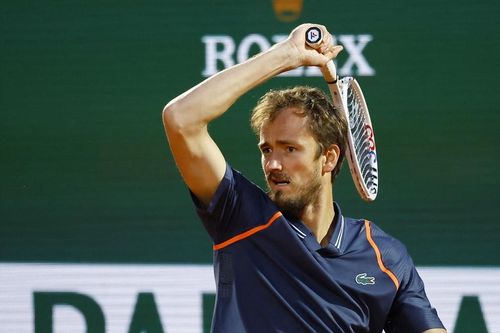 Thắng nghẹt thở Zverev, Medvedev đoạt vé vòng 4 Monte Carlo
