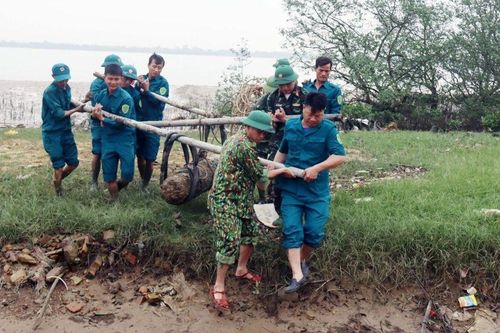 Bom 225kg còn nguyên kíp nổ trên sông Lam