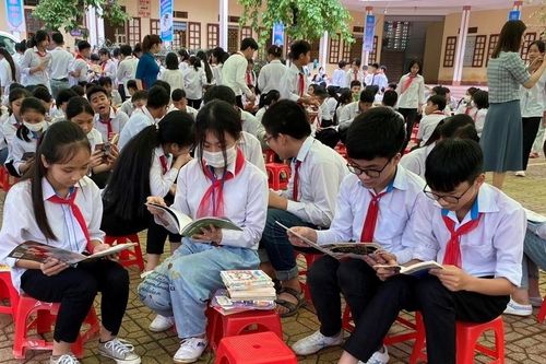 Gần 1.000 học sinh Thanh Hóa hào hứng với Ngày Sách và Văn hóa đọc
