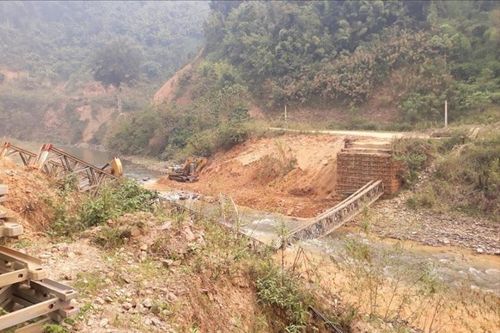 Sập cầu tạm Thủy điện Nậm Củm 4 khiến 3 người thương vong
