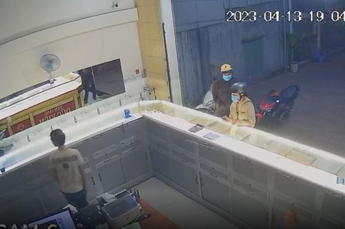 Hai thanh niên dàn cảnh vờ hỏi mua vàng rồi cướp, phóng xe tẩu thoát