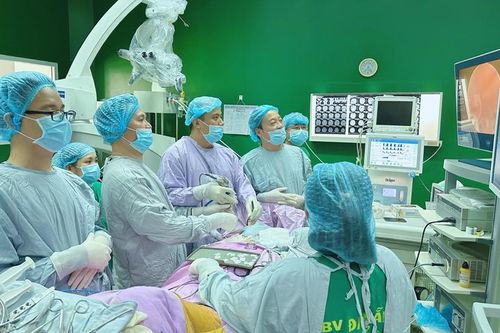 Áp dụng kĩ thuật nội soi qua hốc mắt để điều trị khối u