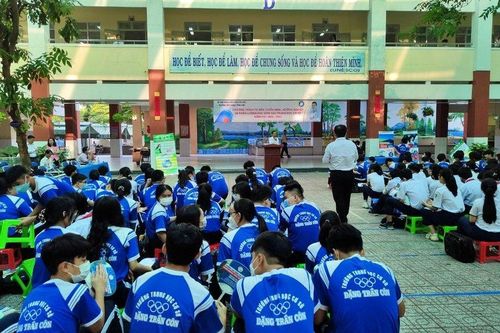 Tp.HCM: Dừng truy thu phụ huynh hơn 12 triệu tiền 'trường tiên tiến'