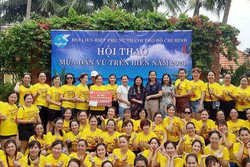 Sôi động màn trình diễn múa dân vũ trên biển của hơn 300 cán bộ Hội Phụ nữ