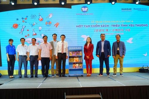 Lễ trao tặng sách lần thứ 6: 'Một vạn cuốn sách - Triệu tình yêu thương'