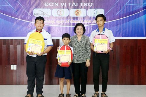 Trao 50 suất Học bổng Vừ A Dính cho học sinh Tịnh Biên