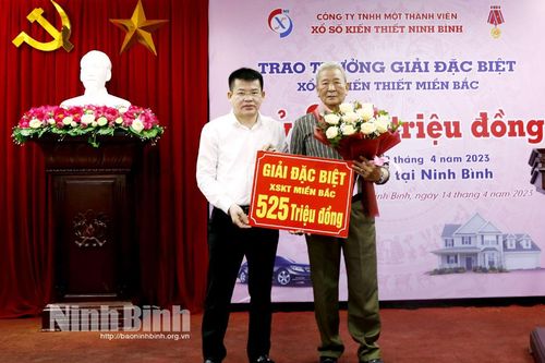 Công ty TNHH MTV Xổ số kiến thiết Ninh Bình trao thưởng cho khách hàng trúng giải đặc biệt