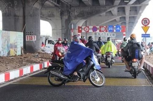 Đoàn xe ngược chiều nháo nhác quay đầu trốn CSGT