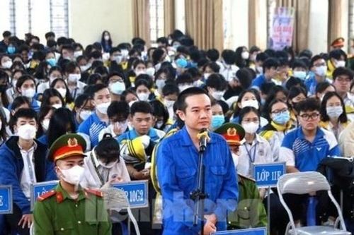 Hàng trăm học sinh dự phiên tòa xét xử vụ lừa đảo
