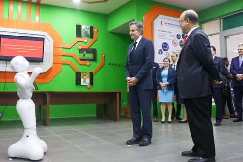 Ông Blinken xem trình diễn robot tại Đại học Bách Khoa