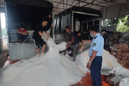 TP.HCM tiêu hủy hơn 65 tấn đường cát nhập lậu