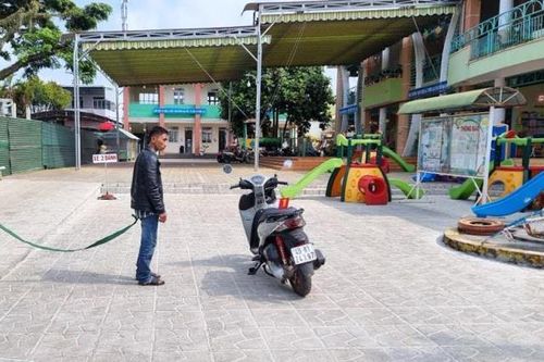 Giả dạng phụ huynh để 'đá xế'