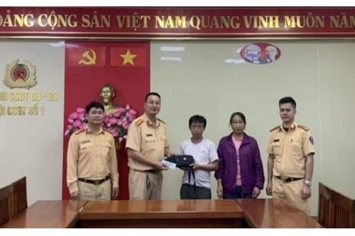 Cảnh sát Quảng Ninh tìm giúp cặp vợ chồng 14,1 triệu đồng bỏ quên trên xe khách