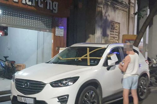 Không có chỗ đỗ ô tô vì người dân coi lòng đường trước nhà là của riêng